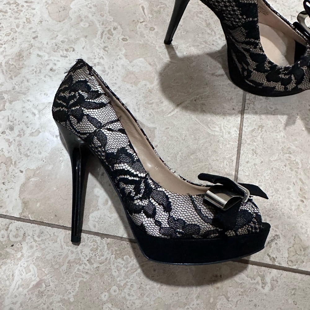 Guess platform pumps